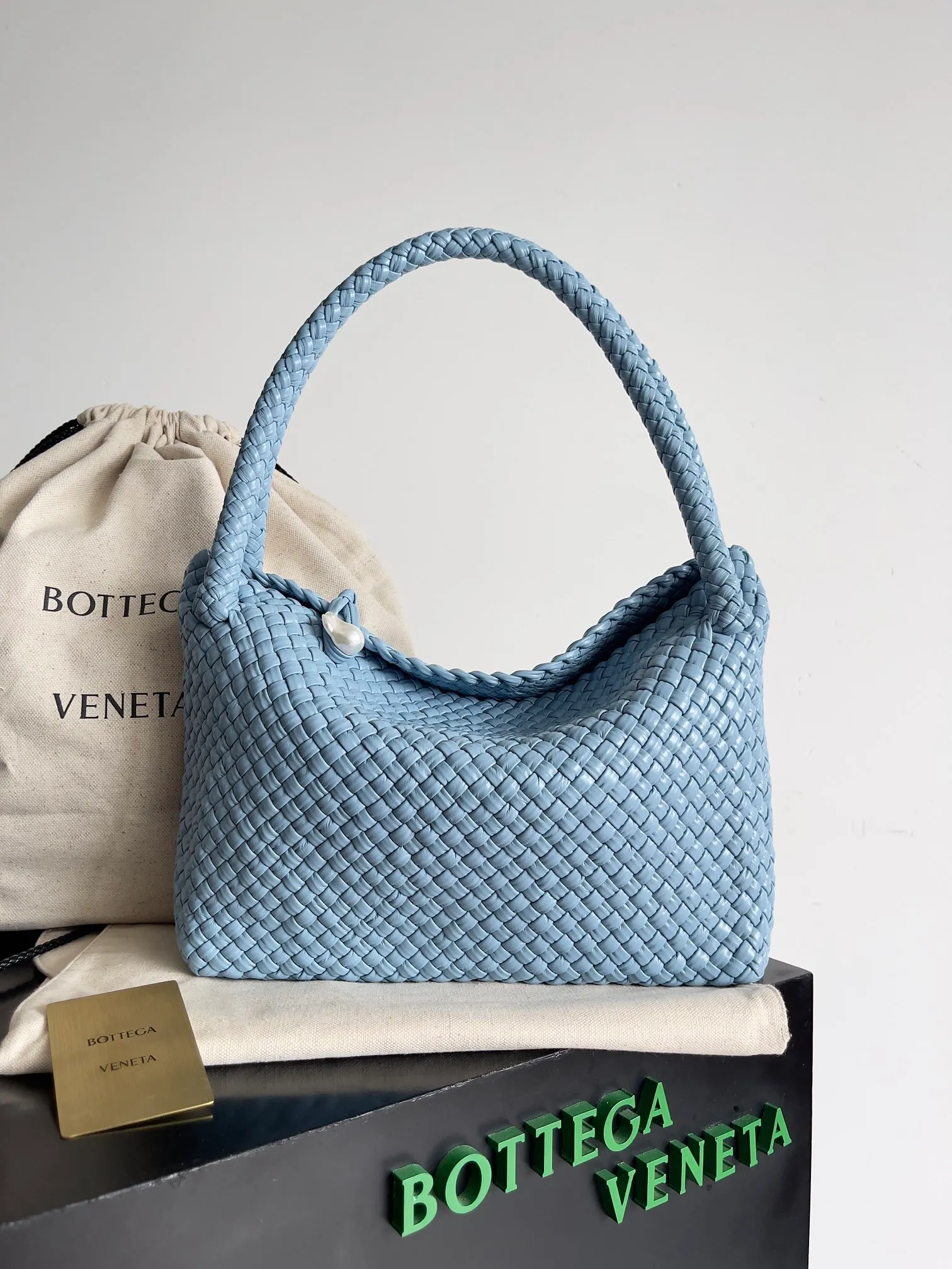 Batch 5760 BV collectible small woven handbags are really YYDS!! Bottega Veneta’s most classic small woven handbags are back! ! We use the highest quality leather with the highest craftsmanship❤️ to create the most precious works. We have created the original Intrecciato leather weaving process❤️ This unique traditional exclusive leather weaving method has not only become our logo but also the embodiment of the time-consuming and labor-intensive craftsmanship of our products❤️ The new TOSCA handbag must be a selection worth collecting🆕⚠️⚠️Babies, malachite and pearls can be sold separately and can be assembled by yourself Style number: 716974 Size: 27*9*18cm